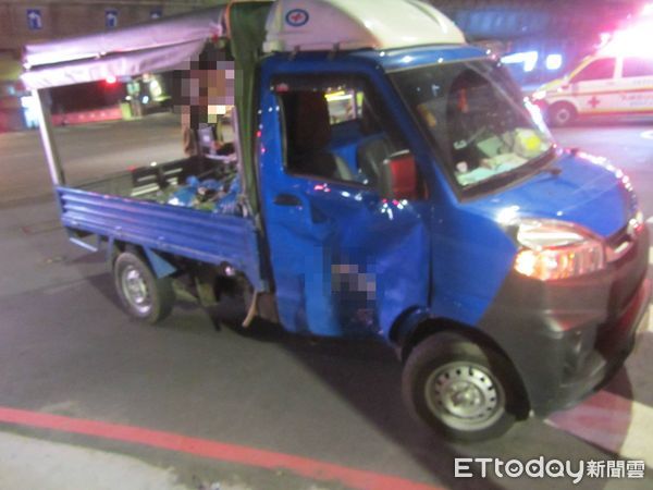 ▲▼板橋貨車下橋違規右轉，19歲騎士撞上命危。（圖／記者陳以昇翻攝）