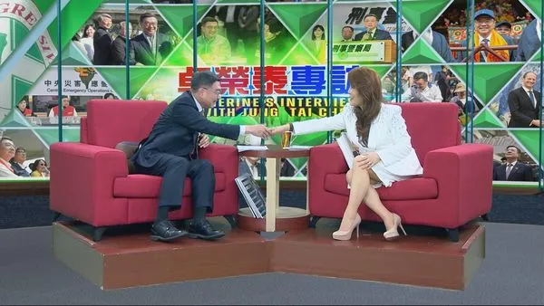 ▲張雅琴(左)愛兒大衛即將到美國念研究所，當媽媽的她也是獻上祝福。（圖／翻攝張雅琴臉書）