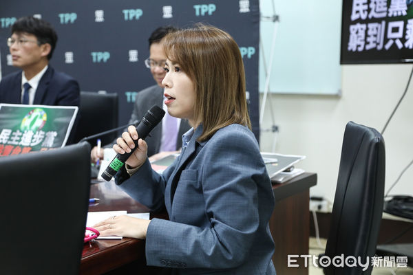 ▲陳智菡主持「民進黨窮到只剩共諜？」記者會。（圖／記者林敬旻攝）