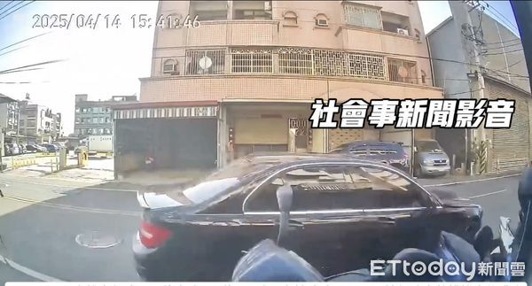 ▲▼高雄賓士刷倒路邊整排機車下秒肇逃　警以車追人車主慘了。（圖／翻攝社會事新聞影音）