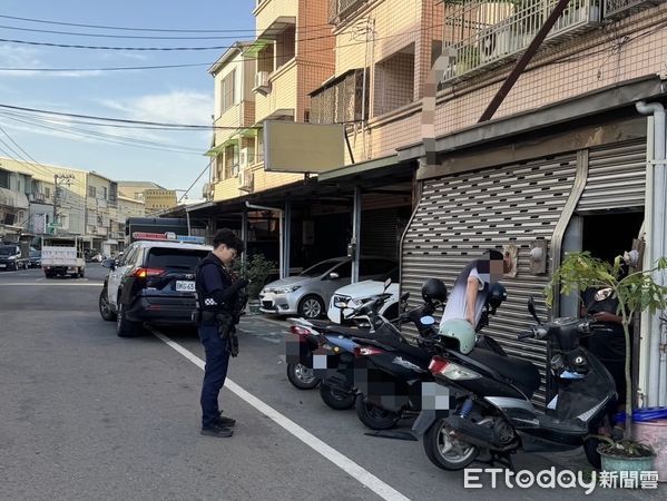 ▲▼高雄賓士刷倒路邊整排機車下秒肇逃　警以車追人車主慘了。（圖／翻攝社會事新聞影音）