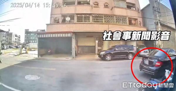 ▲▼高雄賓士刷倒路邊整排機車下秒肇逃　警以車追人車主慘了。（圖／翻攝社會事新聞影音）