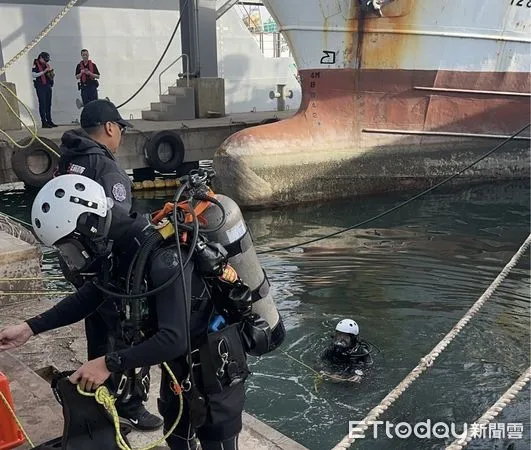 ▲▼高雄港驚傳漁工落海失聯　消防出動搜救！他自行游上岸。（圖／記者賴文萱翻攝）