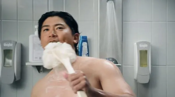 ▲今永昇太淋浴唱歌。（圖／截自小熊官方X）