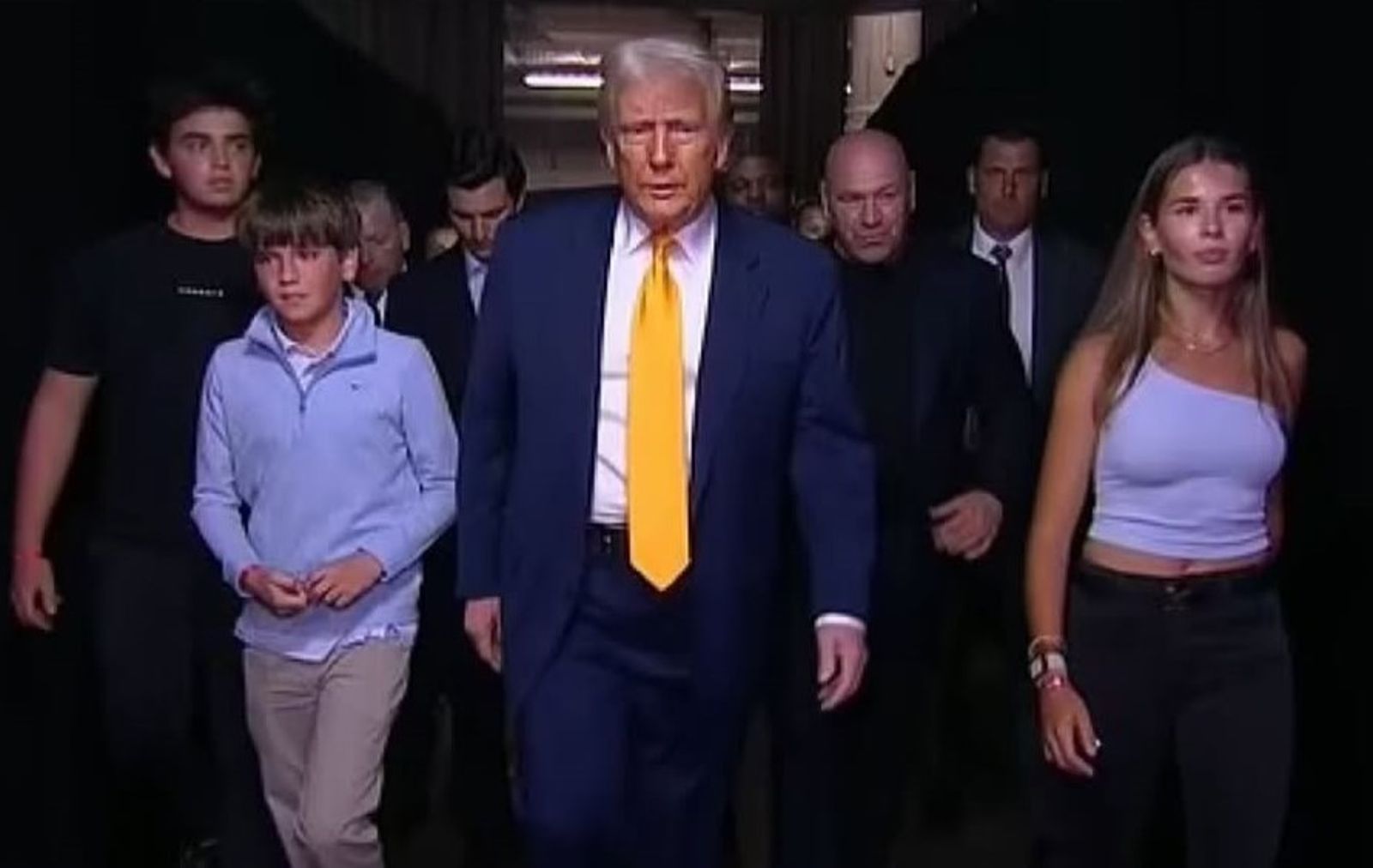 川普日前到邁阿密看UFC 314比賽，孫女凱伊（右）也一起觀賽。（翻攝kaitrumpgolfer IG）