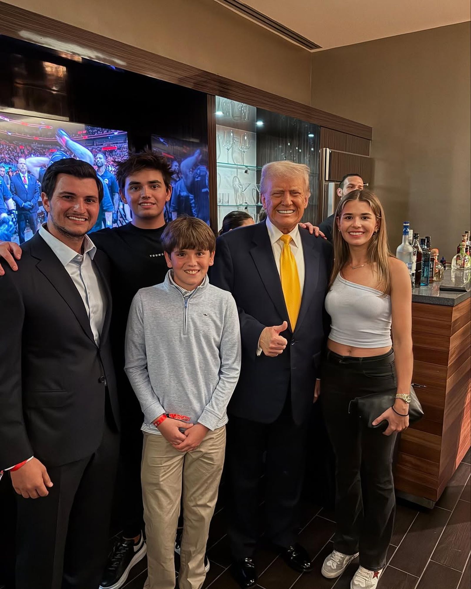 川普邊打貿易戰、邊看格鬥夜歡　17歲孫女作陪星味爆棚