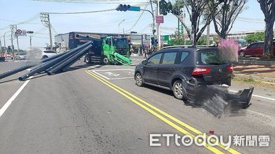 高雄拖板車鋼管噴飛影片曝！搶快左轉擊落轎車　女騎士衰遭撞