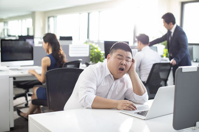 上班狂打瞌睡？中醫揭「春睏」元凶　教你「多梳頭」4招秒提神