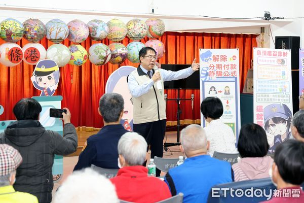 ▲「打詐台南隊」15日在中西區五條港里社區所舉辦治安會議，市長黃偉哲親自出席宣導，擔任台南市反詐大使的資深藝人譚艾珍女士，也到現場與里民面對面交流，分享實用的識詐與防詐技巧。（圖／記者林東良翻攝，下同）