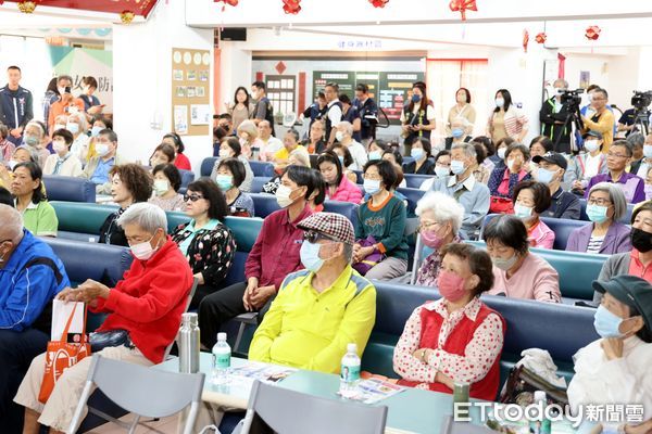 ▲「打詐台南隊」15日在中西區五條港里社區所舉辦治安會議，市長黃偉哲親自出席宣導，擔任台南市反詐大使的資深藝人譚艾珍女士，也到現場與里民面對面交流，分享實用的識詐與防詐技巧。（圖／記者林東良翻攝，下同）