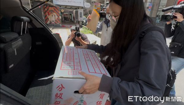 ▲▼ 帶走一箱資料 。（圖／記者陳以昇攝）