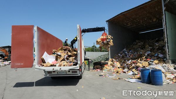 ▲埔里鎮地母廟捐贈鎮公所550萬元「抓斗式資源回收車」。（圖／埔里鎮公所提供）