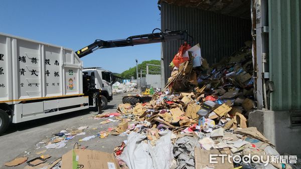 ▲埔里鎮地母廟捐贈鎮公所550萬元「抓斗式資源回收車」。（圖／埔里鎮公所提供）