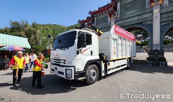 ▲埔里鎮地母廟捐贈鎮公所550萬元「抓斗式資源回收車」。（圖／埔里鎮公所提供）