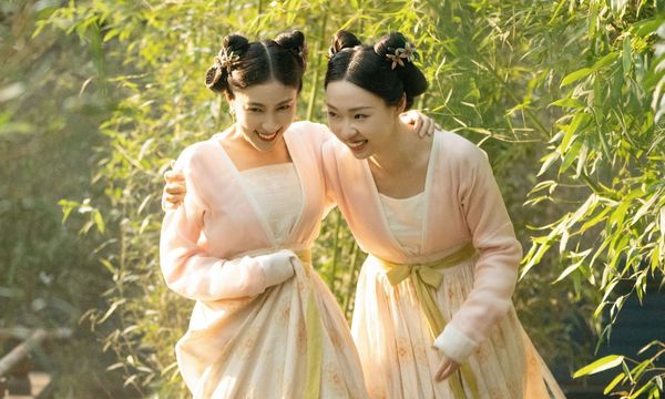 ▲《墨雨雲間》張小婉(右)、管樂飾演的丫鬟相當吸睛。（圖／中視提供）