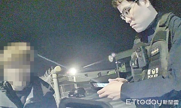 ▲桃園市大園警方昨晚在觀音區大觀路巡邏時，發現轎車未開車燈上前盤查。（圖／記者沈繼昌翻攝）