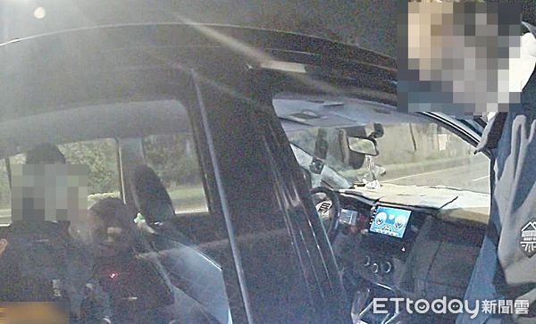 ▲桃園市大園警方昨晚在觀音區大觀路巡邏時，盤查未開車燈駕駛，結果兄弟倆報出相同個資，員警查出哥哥原來是侵占通緝犯。（圖／記者沈繼昌翻攝）