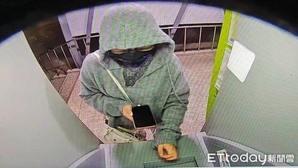 ▲新加坡女車手被逮，檢警再查出白牌車司機集團配合詐團犯案。（圖／記者游瓊華翻攝，下同）