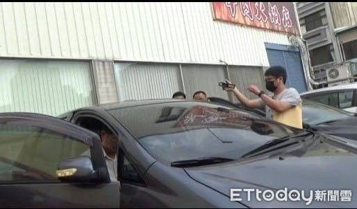 ▲新加坡女車手被逮，檢警再查出白牌車司機集團配合詐團犯案。（圖／記者游瓊華翻攝，下同）