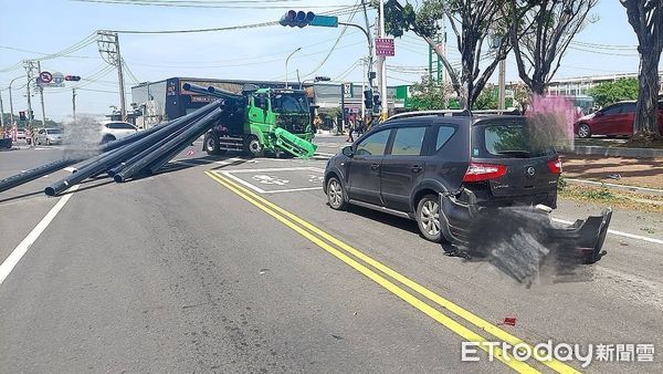 ▲▼拖板車裝載鋼管搶快左轉 。（圖／記者許宥孺翻攝）