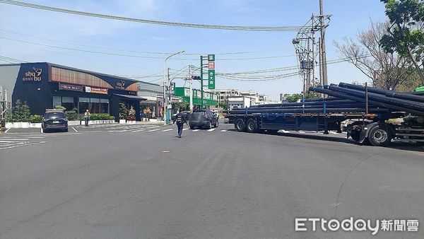 ▲▼拖板車裝載鋼管搶快左轉 。（圖／記者許宥孺翻攝）
