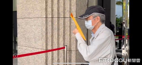 ▲前海基會董事長鄭文燦涉貪案，前台塑總管理處執行副總侯水文去年開庭後，以文件遮臉匆匆自離開法院。（資料照／記者沈繼昌攝）