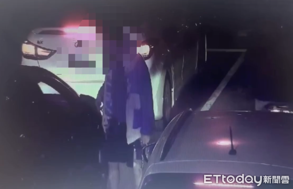 ▲▼高雄猴深夜「獨坐汽車引擎蓋」上路趴走　衝擊畫面曝光。（圖／記者賴文萱翻攝）