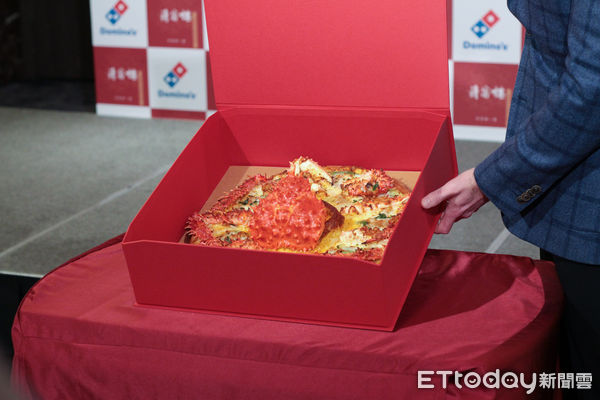 ▲達美樂新推帝王蟹愛心火山披薩　史上最貴「每個3500元」。（圖／記者黃士原攝）