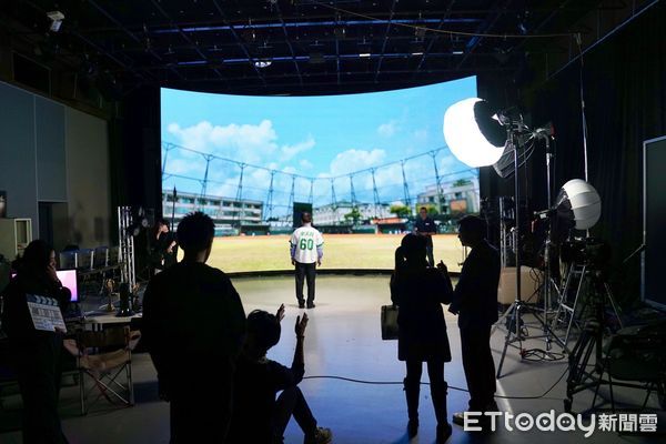 ▲崑山科技大學視訊傳播設計系師生共同攝製的校慶主題影片《情牽一甲子的功力》也同步舉辦盛大首映，獲得與會嘉賓一致讚賞。（圖／記者林東良翻攝，下同）