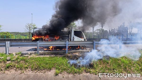 ▲國道3號苗栗大山交流道發生火燒車，濃煙沖天，小貨車燒毀剩下骨架。（圖／記者楊永盛翻攝）