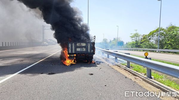 ▲國道3號苗栗大山交流道發生火燒車，濃煙沖天，小貨車燒毀剩下骨架。（圖／記者楊永盛翻攝）