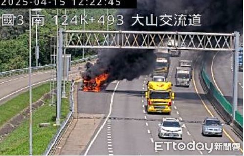 ▲國道3號苗栗大山交流道發生火燒車，濃煙沖天，小貨車燒毀剩下骨架。（圖／記者楊永盛翻攝）