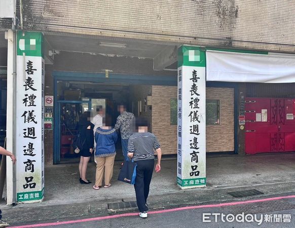 ▲殯葬業擺LED靈獅諷檢舉人 基隆警強制要求撤除。（圖／記者郭世賢翻攝）