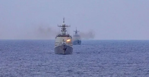 ▲▼中國海軍公開南海艦隊演訓實況，前方第一批次052D型長沙艦使用H/PJ-12型7管30毫米艦炮擊靶彈。長沙艦與後方最新第四批次渭南艦在主桅桿搭載雷達有著明顯區別。（圖／翻攝自「南海艦隊」微信公眾號）