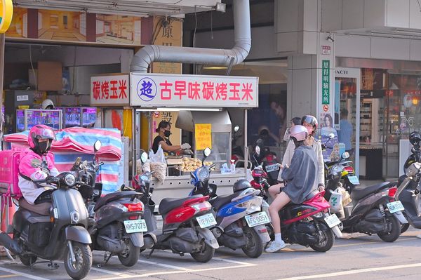 ▲▼超古早味碳烤玉米。（圖／部落客橘子狗愛吃糖授權提供）