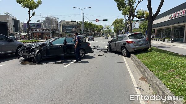 ▲男子開車使用變造車牌，見警加速逃逸時不慎撞分隔島波及他車。（圖／記者高堂堯翻攝）