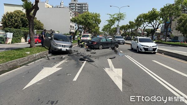 ▲男子開車使用變造車牌，見警加速逃逸時不慎撞分隔島波及他車。（圖／記者高堂堯翻攝，下同）