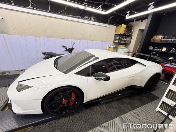 ▲警方破獲明仁會詐團，查扣藍寶堅尼、保時捷跑車、泡泡馬特公仔等大批奢侈品。（圖／記者張君豪翻攝）