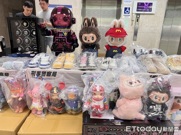▲警方破獲明仁會詐團，查扣藍寶堅尼、保時捷跑車、泡泡馬特公仔等大批奢侈品。（圖／記者張君豪翻攝）