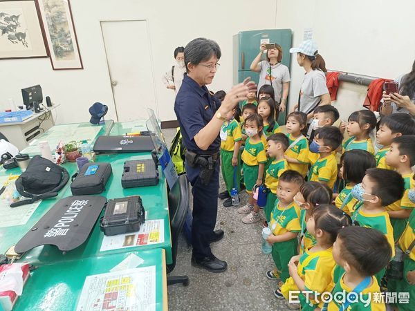 ▲東港以栗國小參觀東港警分局             。（圖／記者陳崑福翻攝）