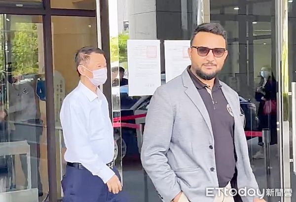 ▲前海基會董事長鄭文燦涉貪案，廖俊松(左)步出法院時，腳步卻健步如飛。（圖／記者沈繼昌攝）