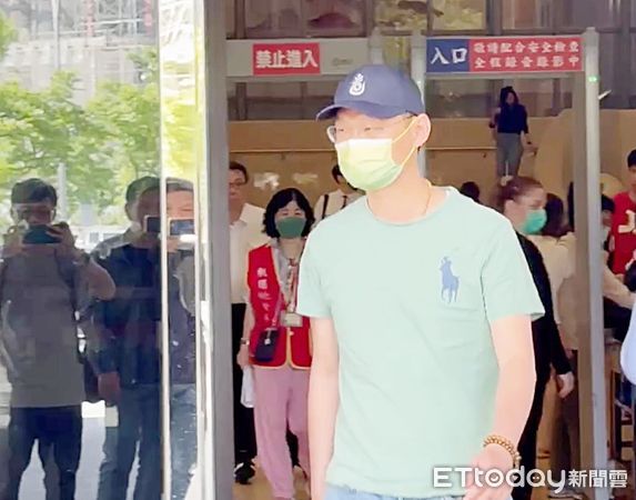 ▲鄭文燦涉貪案白手套廖力廷不發一語步出法院。（圖／記者沈繼昌攝）