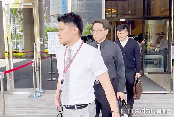 ▲今天蒞庭的桃園地檢署主任檢察官呂象吾、公訴檢察官邱健盛與檢察官陳嘉義步出法院。（圖／記者沈繼昌攝）