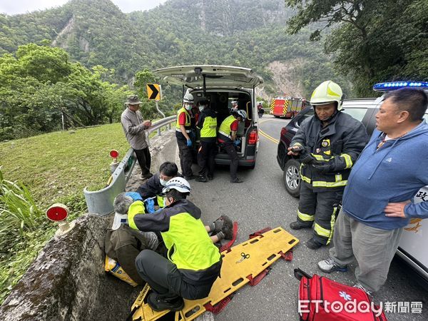 ▲▼宜蘭貨車遭落石砸中，１死１傷。（圖／記者游芳男翻攝）