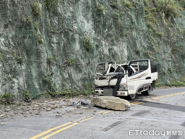▲▼宜蘭貨車遭落石砸中，１死１傷。（圖／記者游芳男翻攝）