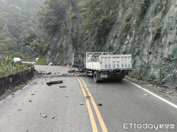 ▲▼ 宜蘭縣台7甲線，今天（15日）下午4點發生一輛小貨車被落石擊中            。（圖／記者游芳男翻攝）