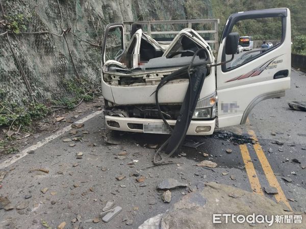 ▲▼ 宜蘭縣台7甲線，今天（15日）下午4點發生一輛小貨車被落石擊中            。（圖／記者游芳男翻攝）