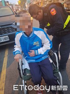 失智翁夜推輪椅3公里想回老家　竹山暖警及時發現護送返回安養機構
