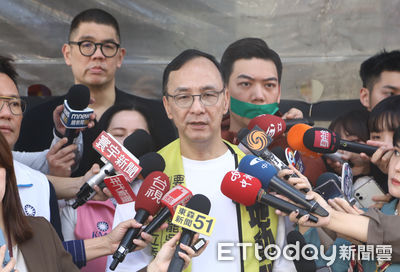 藍罷團自貼綠膠帶「封口」 合體朱立倫掃市場邀罷免吳思瑤連署