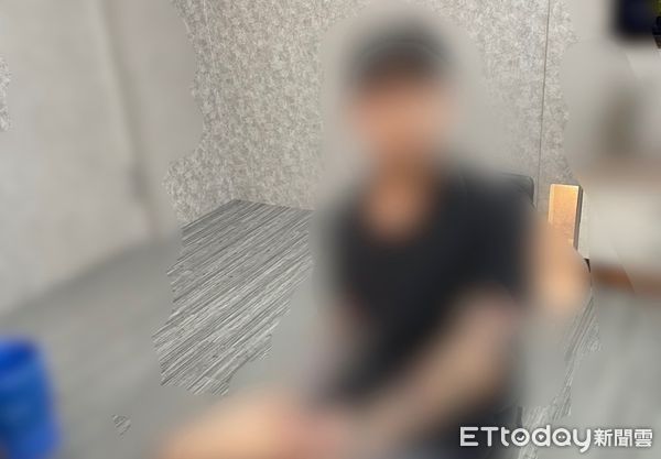 ▲▼被害莊男玩線上博奕欠下600萬遭毆打軟禁，警方在現場查扣大批刀械             。（圖／記者陳以昇翻攝）